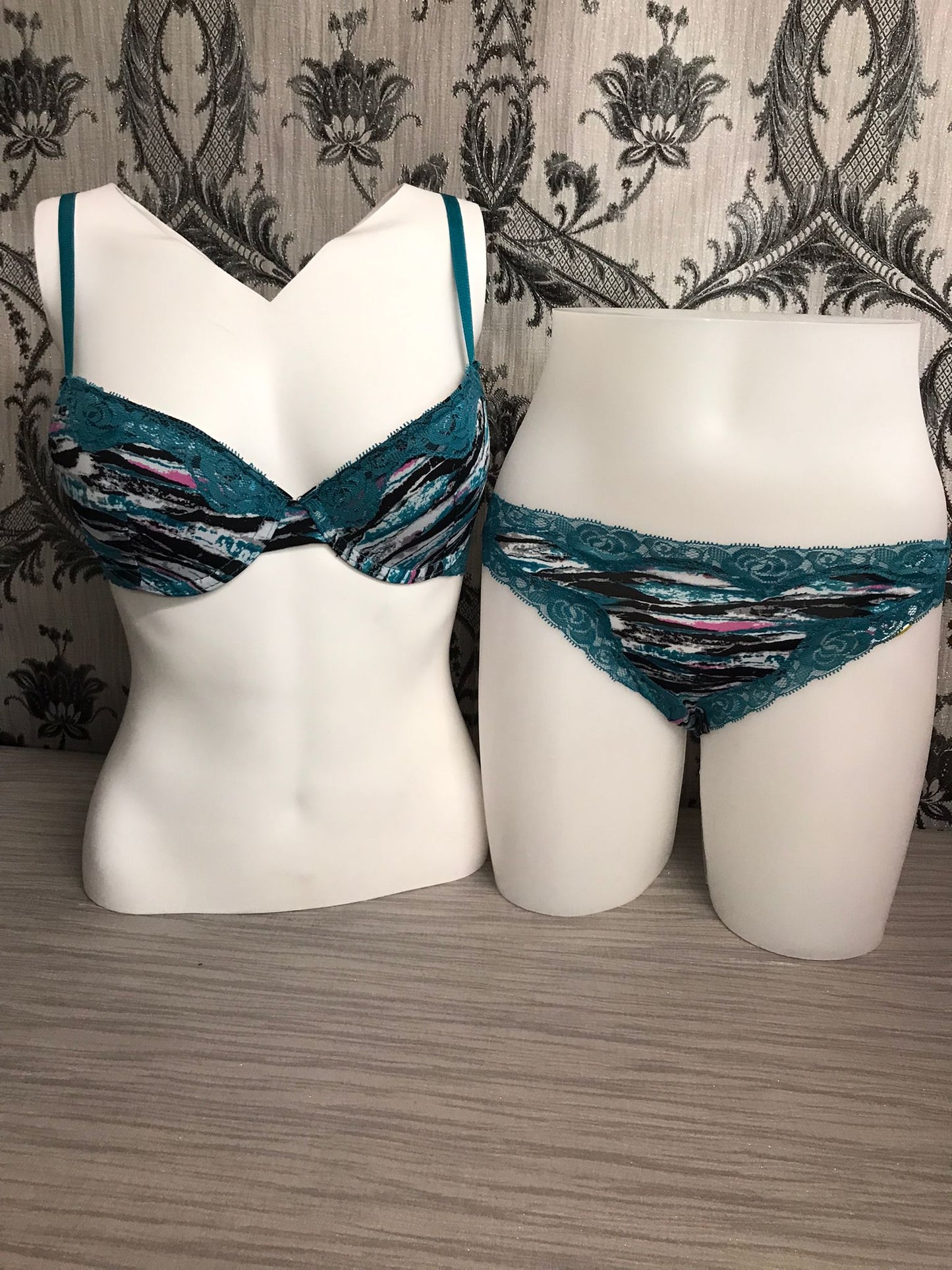 DB2437-45 Lace Connection Bra Assorted